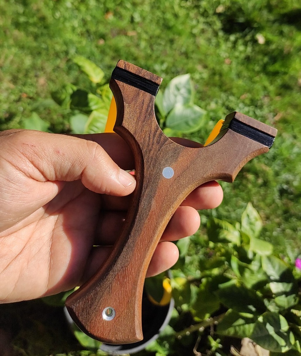 Slingshot lance-pierre artisanal bois noyer : objet de tir traditionnel - 2