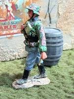 1/30 KING & COUNTRY WW II Camouflage German Marching Soldier W/ Orig. Box