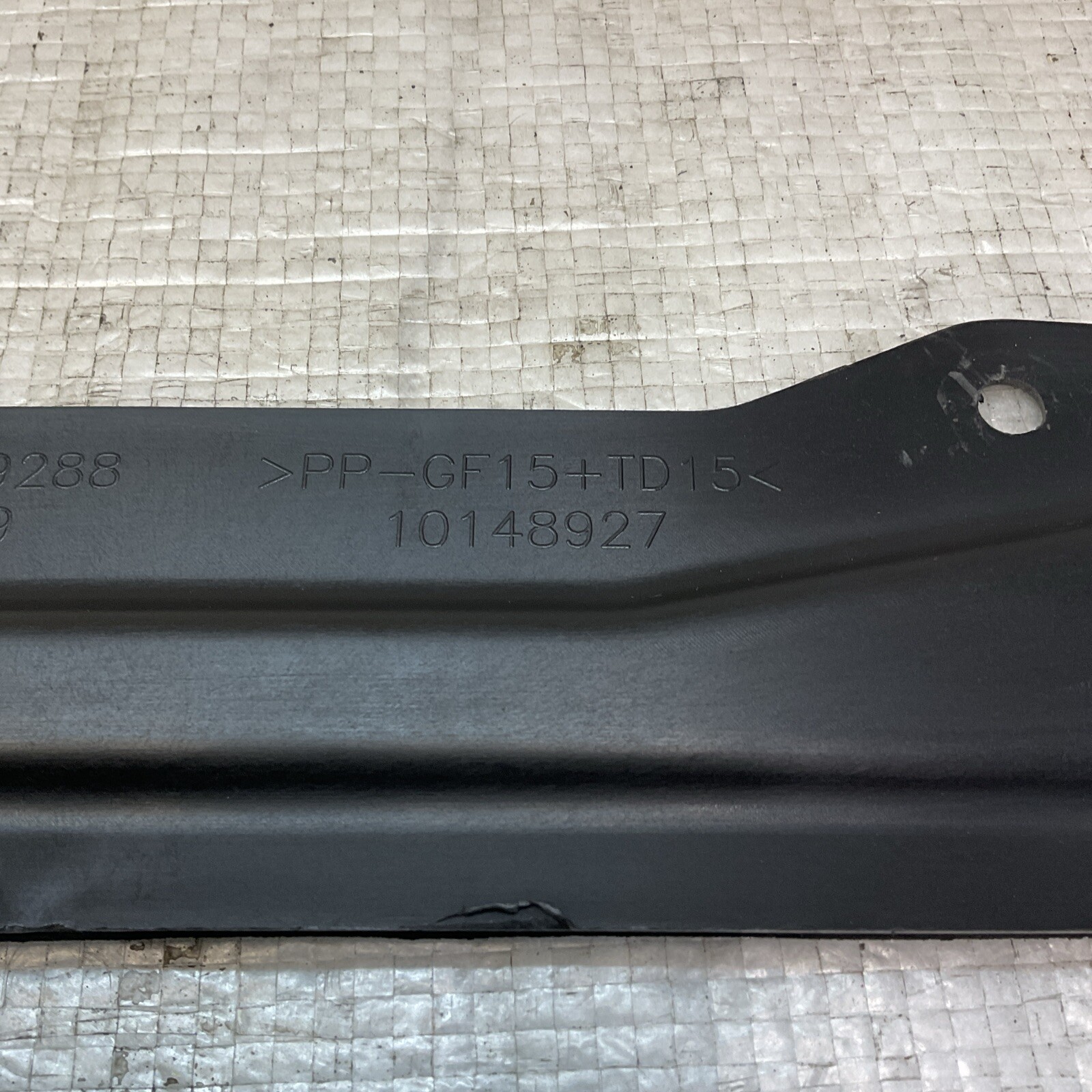 2014 - 2016 MASERATI QUATTROPORTE FRONT RADIATOR AIR DUCT SHIELD OEM 670009288