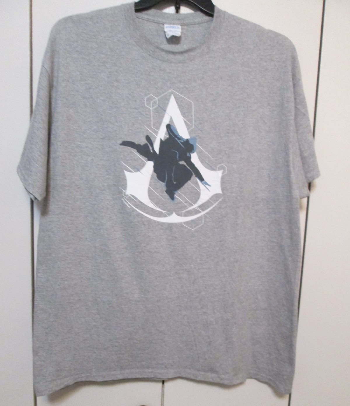Camiseta ASSASIN'S CREED ROGUE Shay Cormac Silueta Sobre Fondo/Emblema-XL-42-44