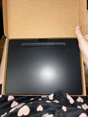 Wacom Intuos M Bluetooth Graphics Tablet - Black (UCTL6100WLK0)