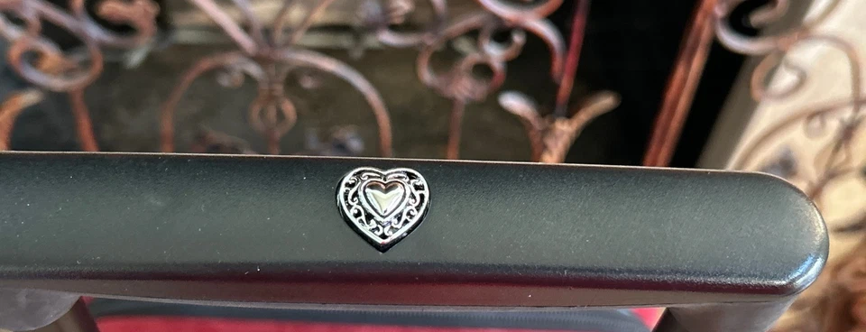 BRIGHTON ~ MALETA CON RUEDAS ESTAMPADA ROJA ~ 22" ~ DETALLE CORAZÓN PLATEADO Foto 4 de 4