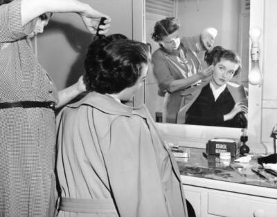 Paula Raymond has her hair done by stylist Lillian Rader on the - 1950 Old Photo