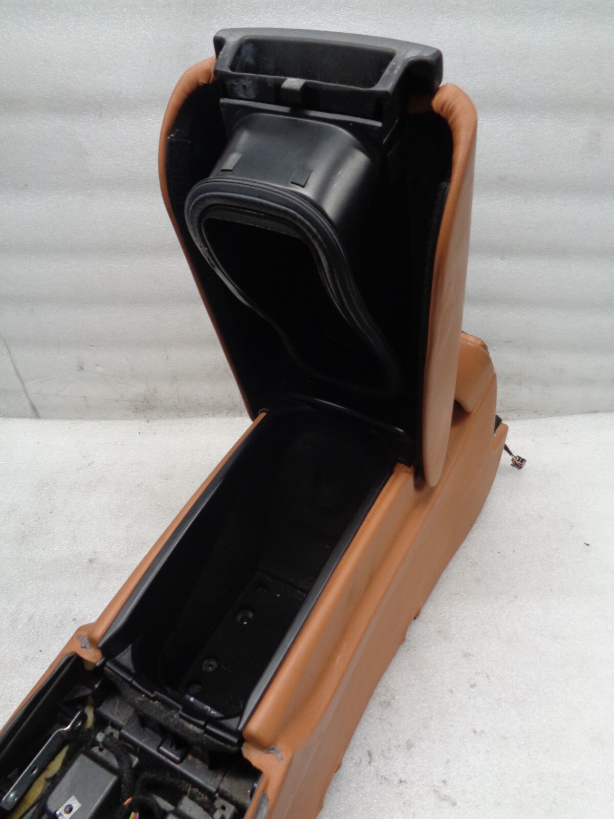 04-08 Maserati Quattroporte Center Console Armrest Assembly Brown OEM DE221003