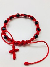 Pulsera crucifijo cuentas ónix negro tejido torsal cadena roja