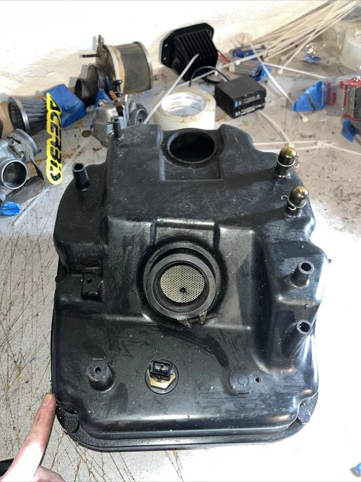 12 HYOSUNG GT650 OEM AIRBOX AIR INTAKE FILTER BOX - Image 4 of 4