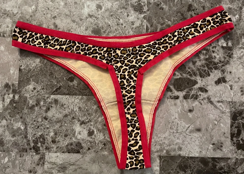 CALCINHA TANGA RARA VINTAGE LEOPARDO VERMELHO CHITA FREDERICK'S OF HOLLYWOOD S NOVA SEM ETIQUETAS - Imagem 4 de 4