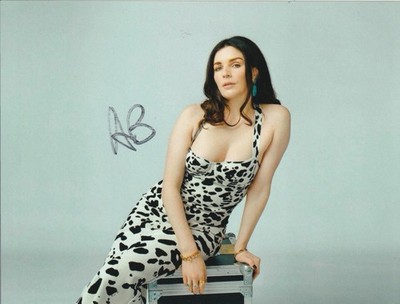 Aisling Bea handsigniertes 8x6 Zoll Foto