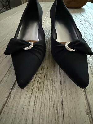 Stuart Weitzman kitten heel pump Size (US)