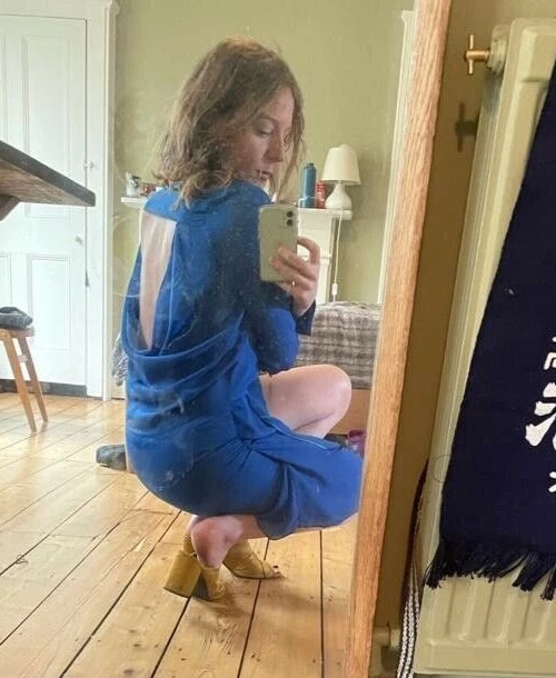 ACNE STUDIOS Elegante sexy mini abito di design Acne in blu elettrico schiena aperta.