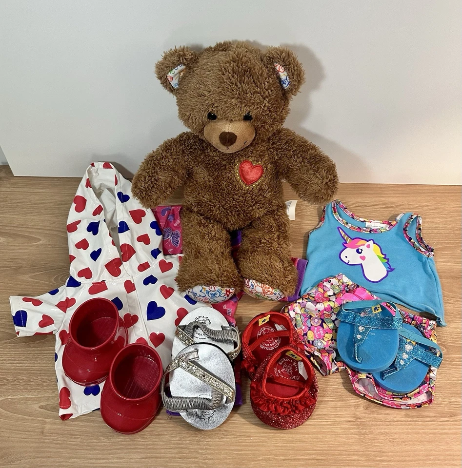 Build-A-Bear Workshop CORAZÓN Oso de Peluche con Varios Trajes Zapatos Impermeable  Foto 2 de 4
