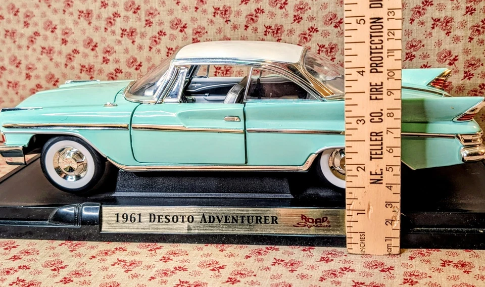 Литая модель автомобиля ~ 1961 Desoto Adventurer на дороге подпись ~ новом зеленый ~ 1:18 - Изображение 4 из 4