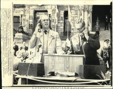1971 Press Photo Premiers Pierre Trudeau and W. Bennett on transatlantic call