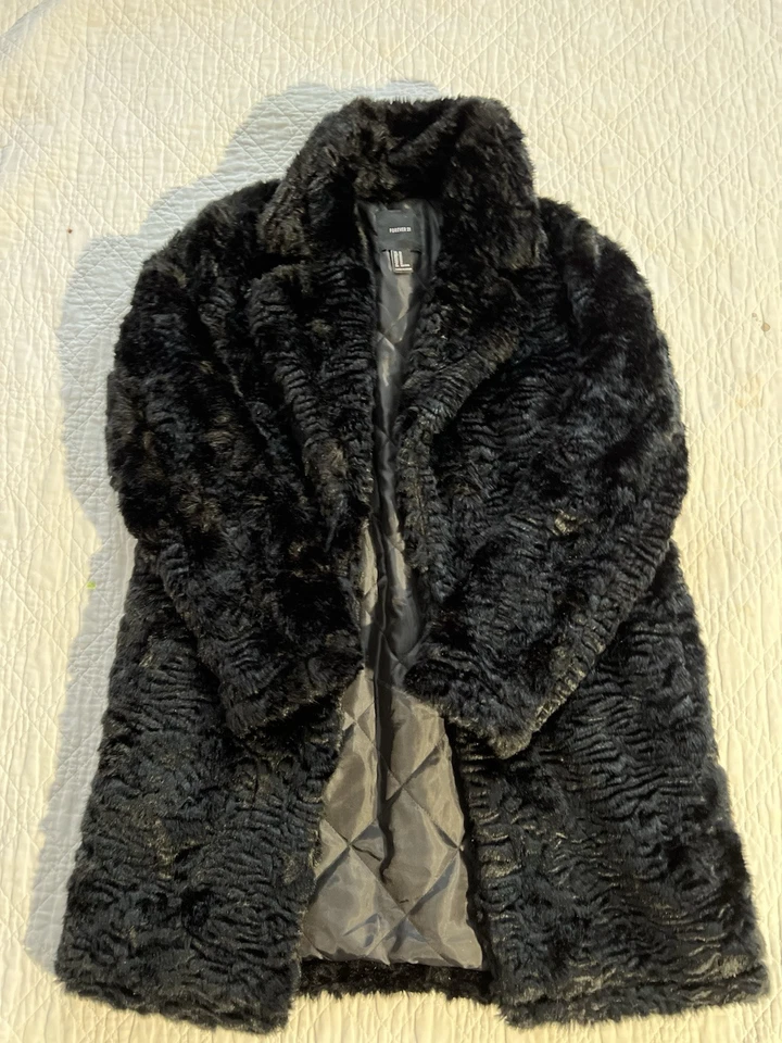 Casaco quente inverno pele sintética preta Forever 21 comprimento médio tamanho médio - Imagem 2 de 4