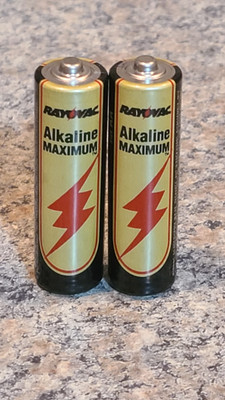 2 Vintage Rayovac Alkaline Maximum AA size batteries Display Purposes Only (Y8)