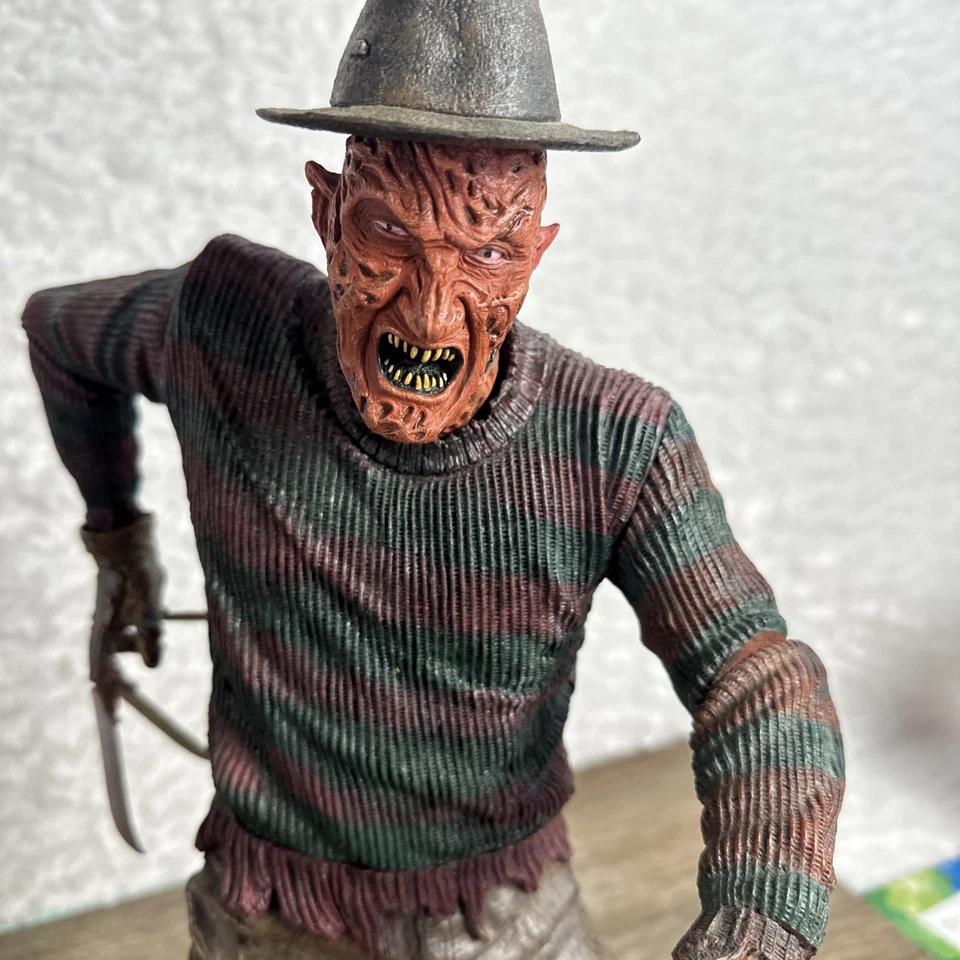 Figura NECA Pesadilla en Elm Street Freddy Krueger Sonido Activado por Movimiento 18" Foto 2 de 4