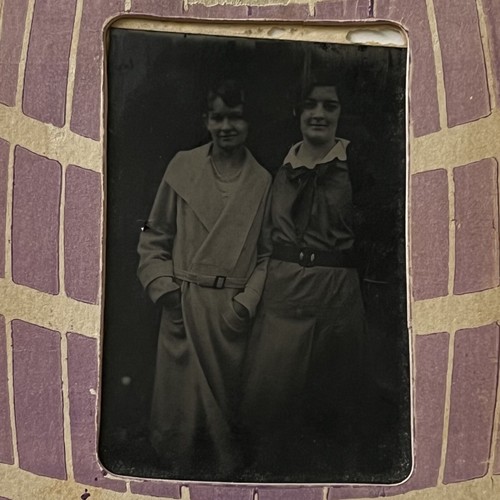 Antique Tintype Photograph Beautiful Young Women A Barrel Of Love Sapphic - Picture 2 of 9