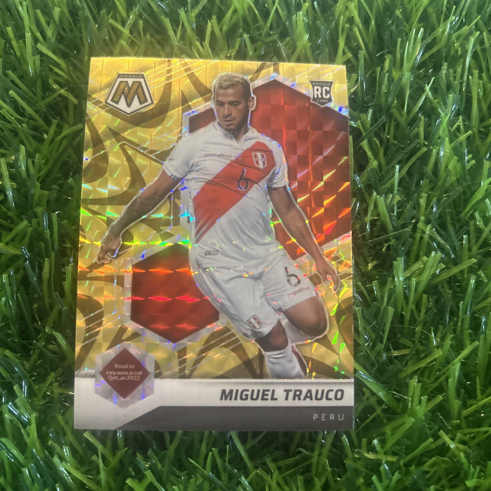 2021 Panini Mosaic FIFA Road to World Cup Reactive Gold Prizm Miguel Trauco