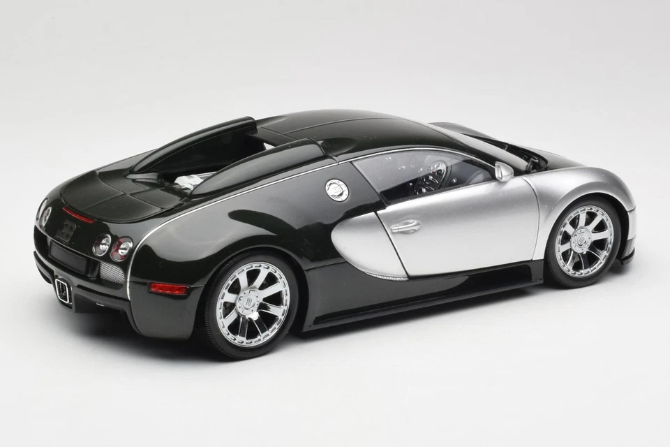 100110852-O Bugatti Veyron Edition Centenaire Chrome Green No Outside Box Minich - Image 3 of 4