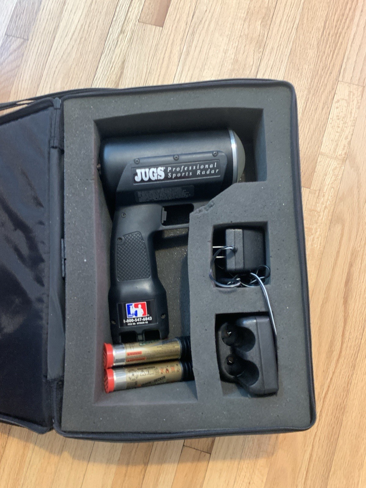 JUGS PROFESSIONAL SPORTS RADAR GUN w/ CASE, Batteries, Charger, Tested Works!!