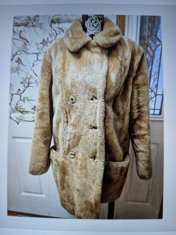 Vtg. INTERNATIONAL WORLD OF WHITE STAG Faux Fur Coat Fabric By Glenoit