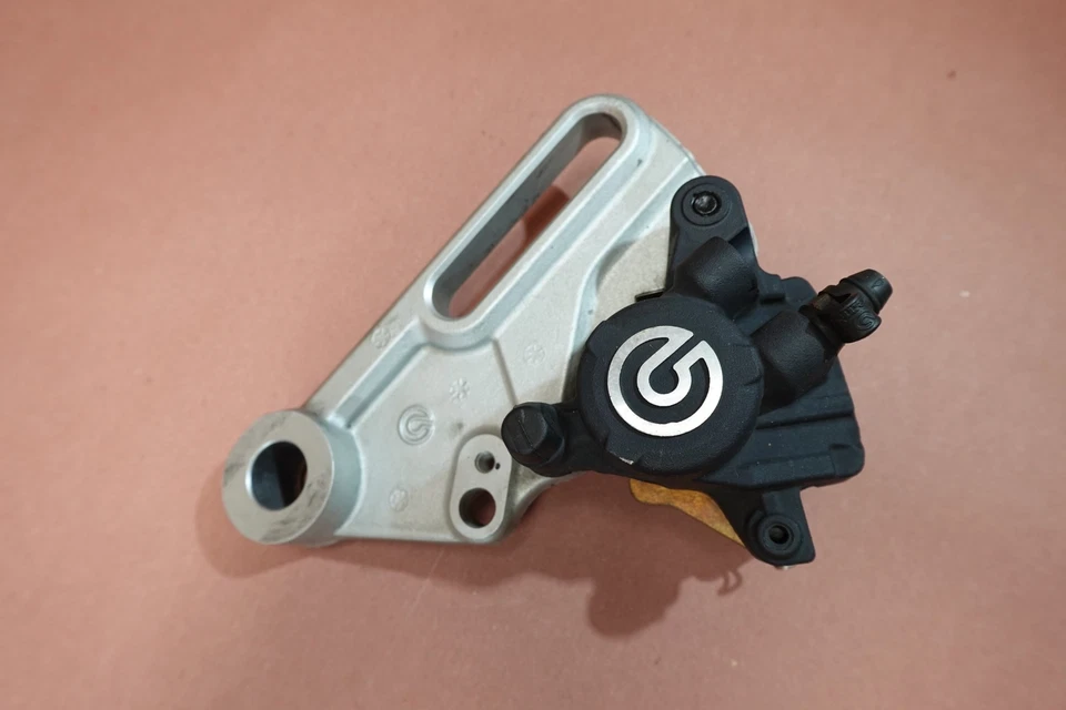 Soporte de montaje de pinza de freno trasero OEM BMW F700 F700GS 2013-2018 Foto 2 de 4