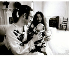 8x10 B&W PHOTO of JOHN & YOKO LENNON with BABY BOY - SEAN LENNON in 1975