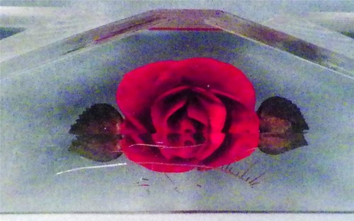 Red Rose Lucite Paperweight & Mail Holder Retro Mid Century Modern Clear Vintage - Picture 2 of 6