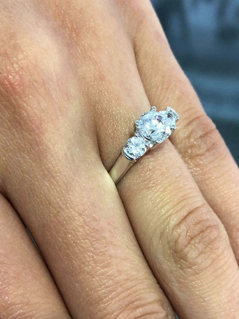 14k White Gold White Sapphire Round Stone Design