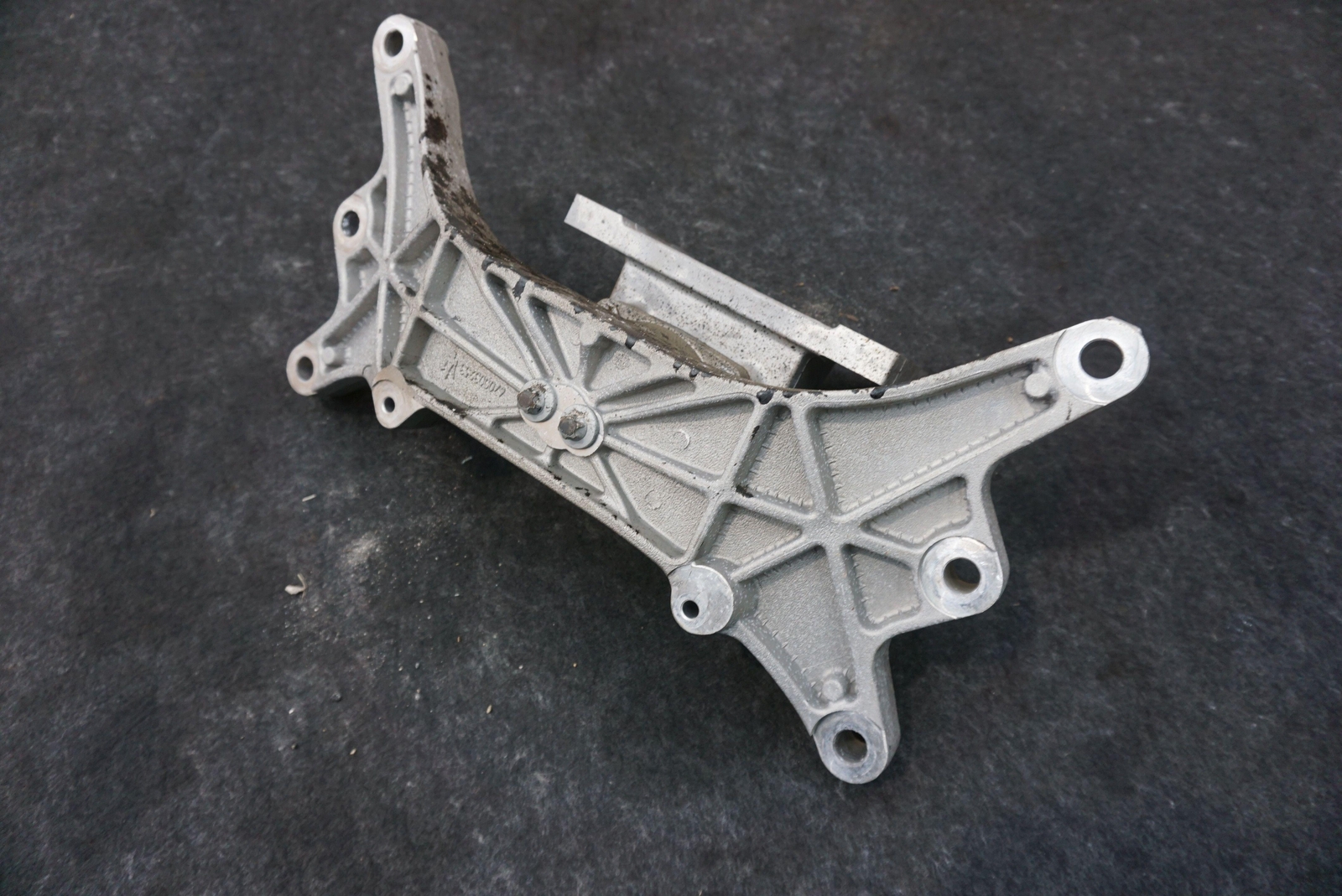 Auto Transmission Support Mounting Bracket 670003953 Maserati Ghibli M157 14-17+