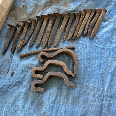 Eisenbahnnägel zur Datierung altersbedingter Spurstangen