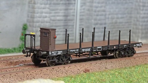 Wagon plat TP noir à ranchers avec guérite PO ép. II REE-MODELES REE