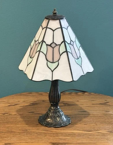 Pre Owned Vintage Elegant Style Tiffany Colored Stained Glass Corded Table Lamp