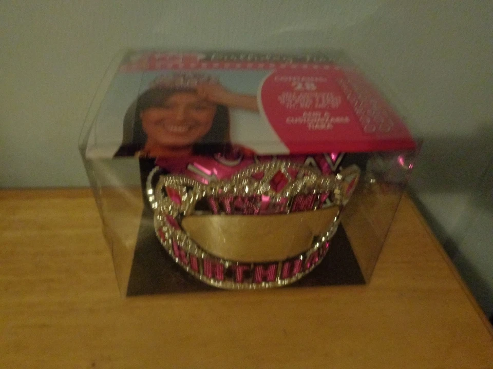 RARO NUEVO MORDAZA REGALO PERSONALIZABLE REINA FELIZ CUMPLEAÑOS TIARA 28 PEGATINAS ADHESIVAS Foto 4 de 4