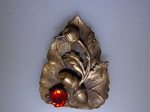 Authentic UNIQUE VINTAGE GOLD PLATED OAK LEAF W/ACORNS FUR CLIP!M ESTATE FIND