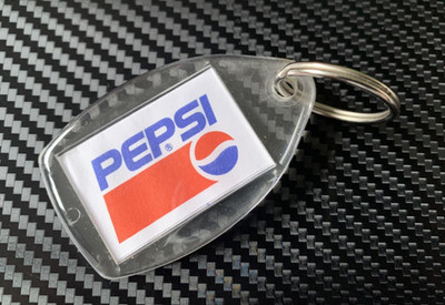 VINTAGE 90er PESPI COLA DOPPELSEITIGER SCHLÜSSELANHÄNGER SOUVENIR TASCHENANHÄNGER PEPSICO COKE