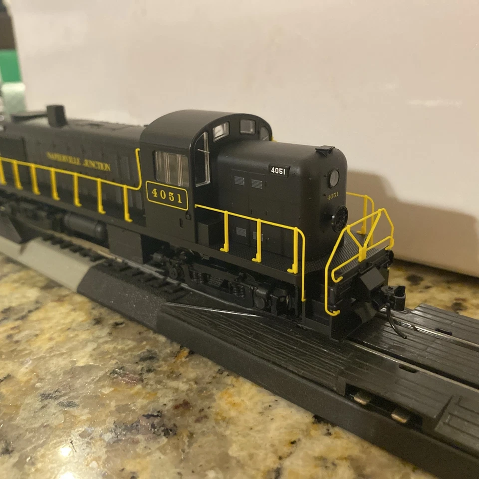 PROTO 1000 SERIES #886010 RS2 Napierville HO scale diesel locomotive - Image 2 of 4