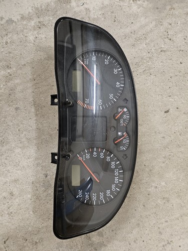 VW Passat 3B 1,8T Tacho Kombiinstrument Benzin VDO 3B0919881F blau