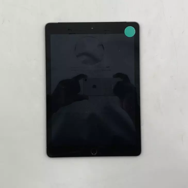 Apple iPad - A1823' MP1M2LL/A - 2017 - 5th Gen 9.7"