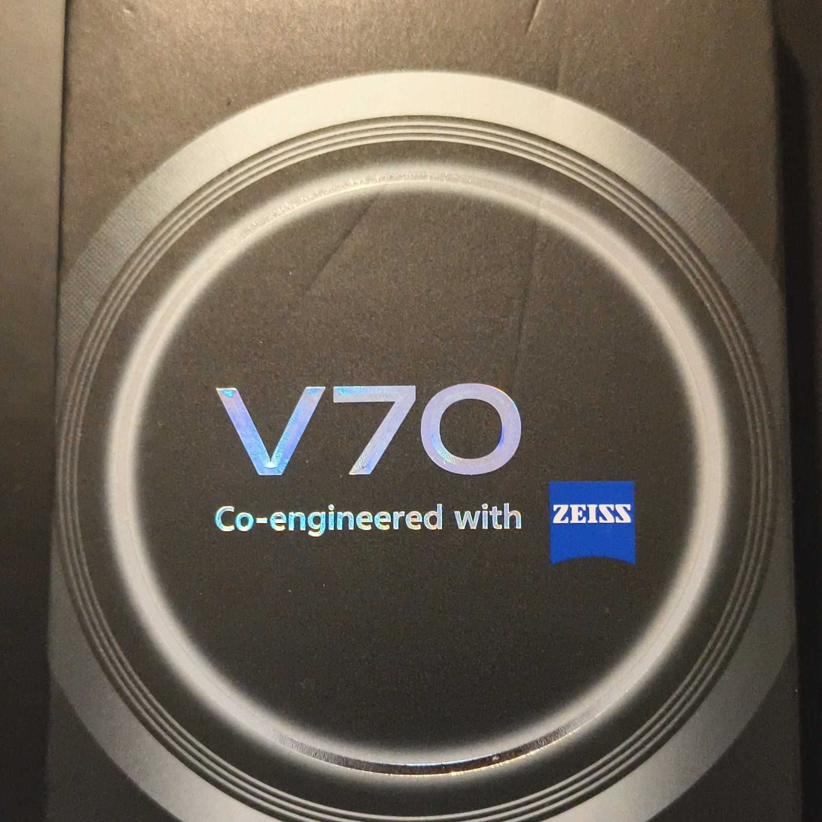 vivo V70 co-engineered with ZEISS (obiettivo/lente)