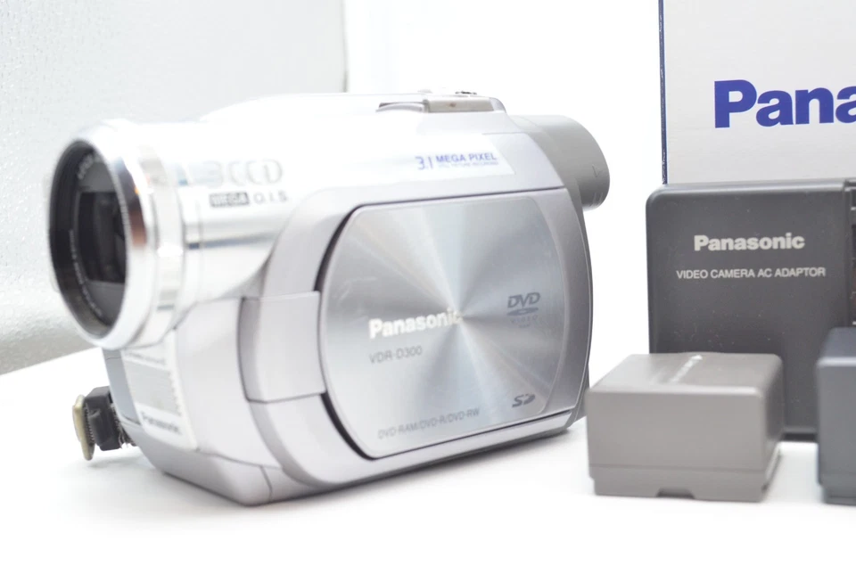 Panasonic VDR-D300 DVD Camcorder 3CCD 10x Optical Zoom Video Camera NEAR MINT - Image 2 of 4