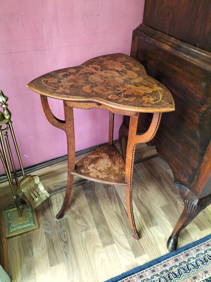 Mesa trípode ocasional en forma de hoja de trabajo de póquer A Very Attractive Art's N Crafts Foto 3 de 4