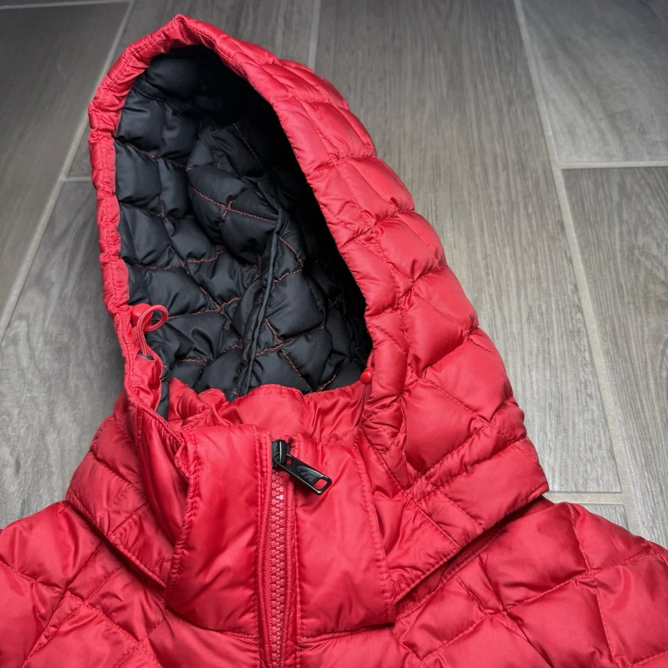 Женская маленькая красная куртка-пуховик с капюшоном The North Face на молнии - Изображение 4 из 4