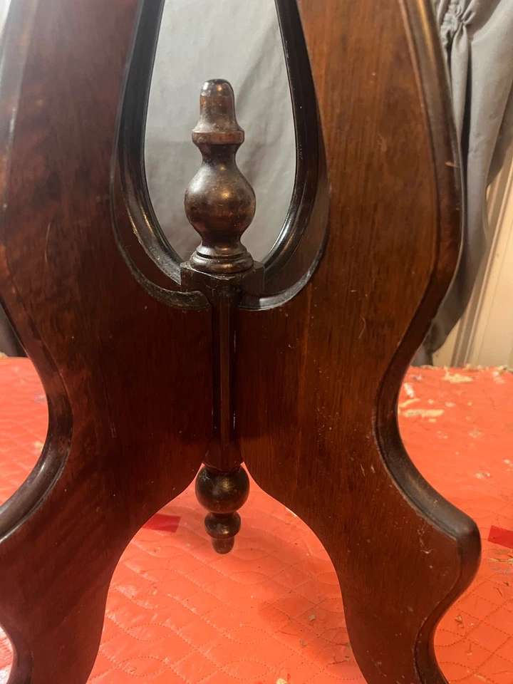 Antigua mesa auxiliar de madera con tapa de mármol con diseño ornamentado Foto 2 de 4