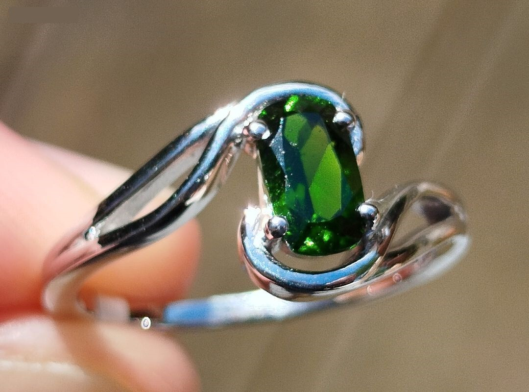 Bague diopside chrome en argent symbole d'un amour pour la nature