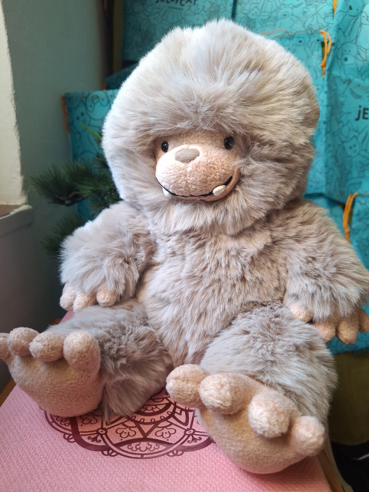 Peluche Jellycat Bo Bigfoot édition Halloween de 30 cm en fausse fourrure marron