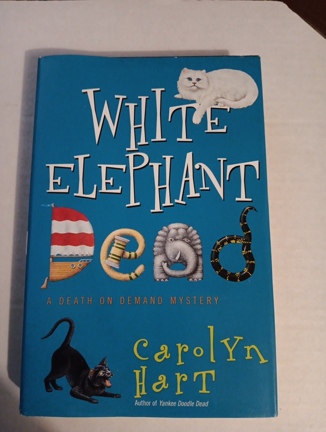 White Elephant Dead: : A Death on Demand Mystery by Carolyn Hart (1999,...