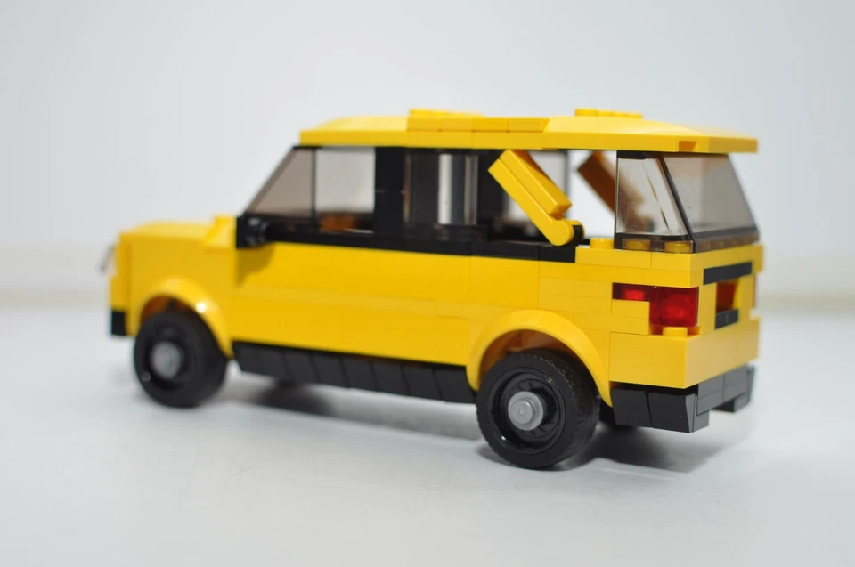 Modelo de vehículo de taxi utilitario Interceptor personalizado amarillo de Nueva York construido con ladrillos Foto 2 de 3