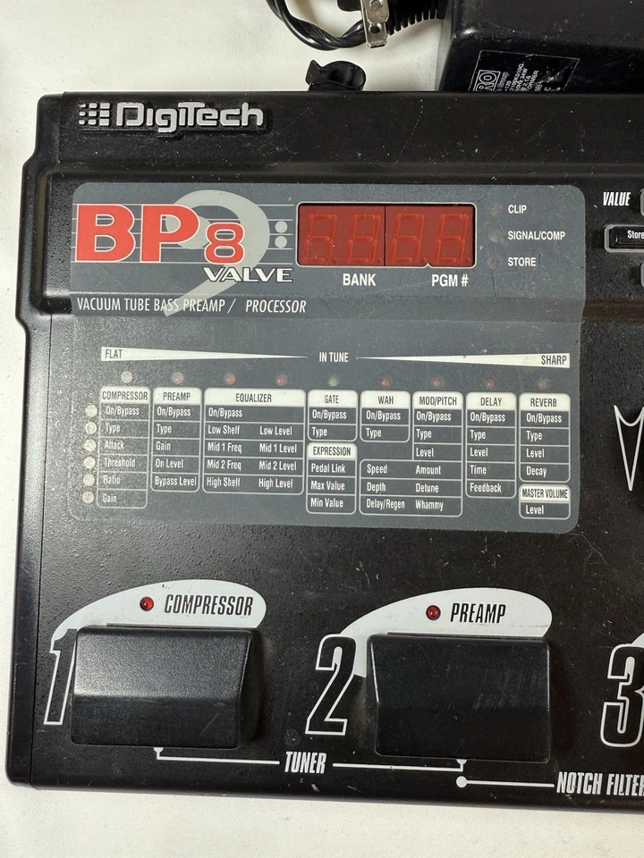 Pedal multiefectos para bajo tubo de vacío con válvula Digitech BP8 con adaptador Foto 2 de 4