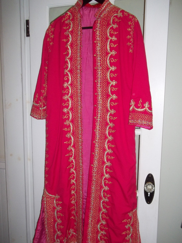 Pink long sleeve kaftan w/detailed embroidery . Middle East Arabic - from UAE.